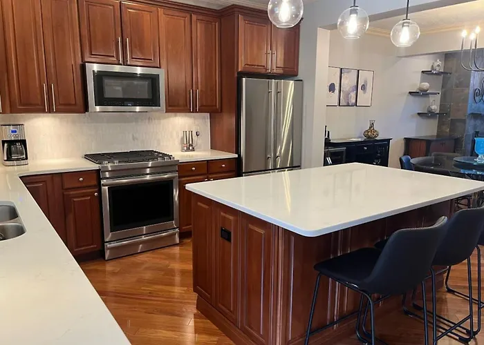 Apartment Stunning Views Roof Deck Free Parking *